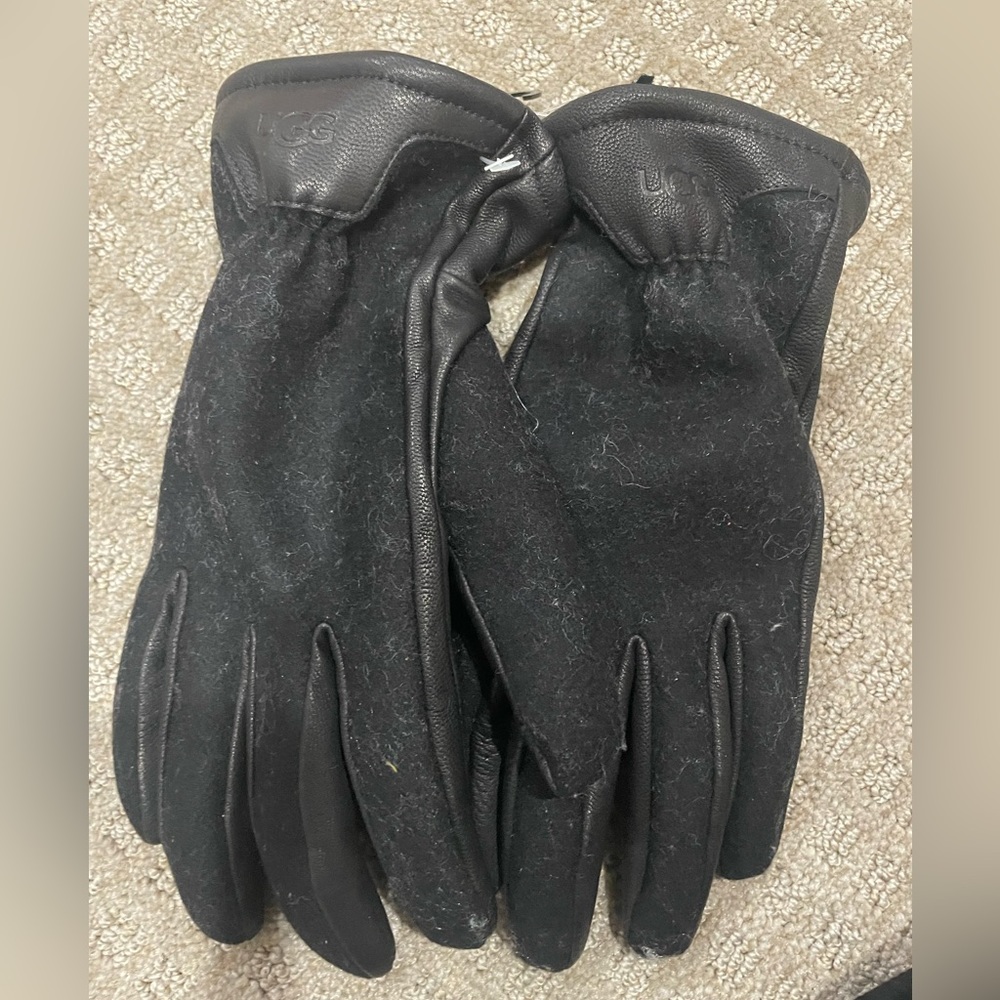 Ugg size large gloves